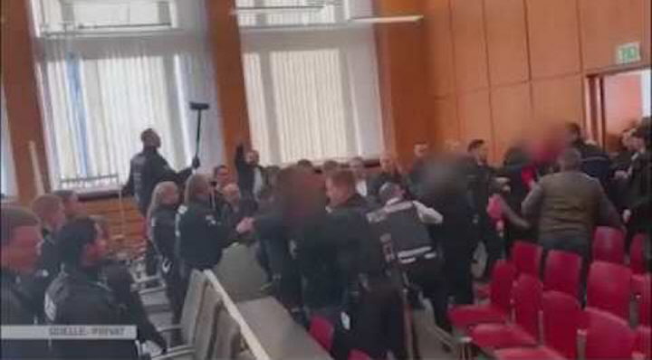 Essen: Massenschlägerei im Gerichtssaal [Video]