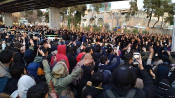  Iran lässt auf Proteste schießen