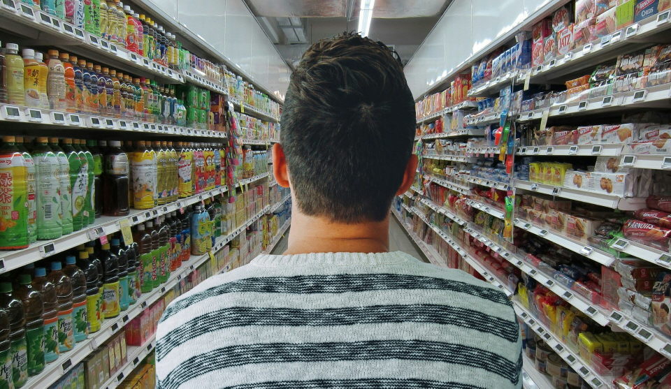 Wütend über Corona-Regeln: „Südländisches Erscheinungsbild“ sticht Supermarktmitarbeiter nieder
