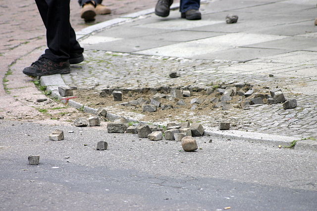 Wie die Polizei in Anderlecht « teilweise » mit Steinen beworfen wird