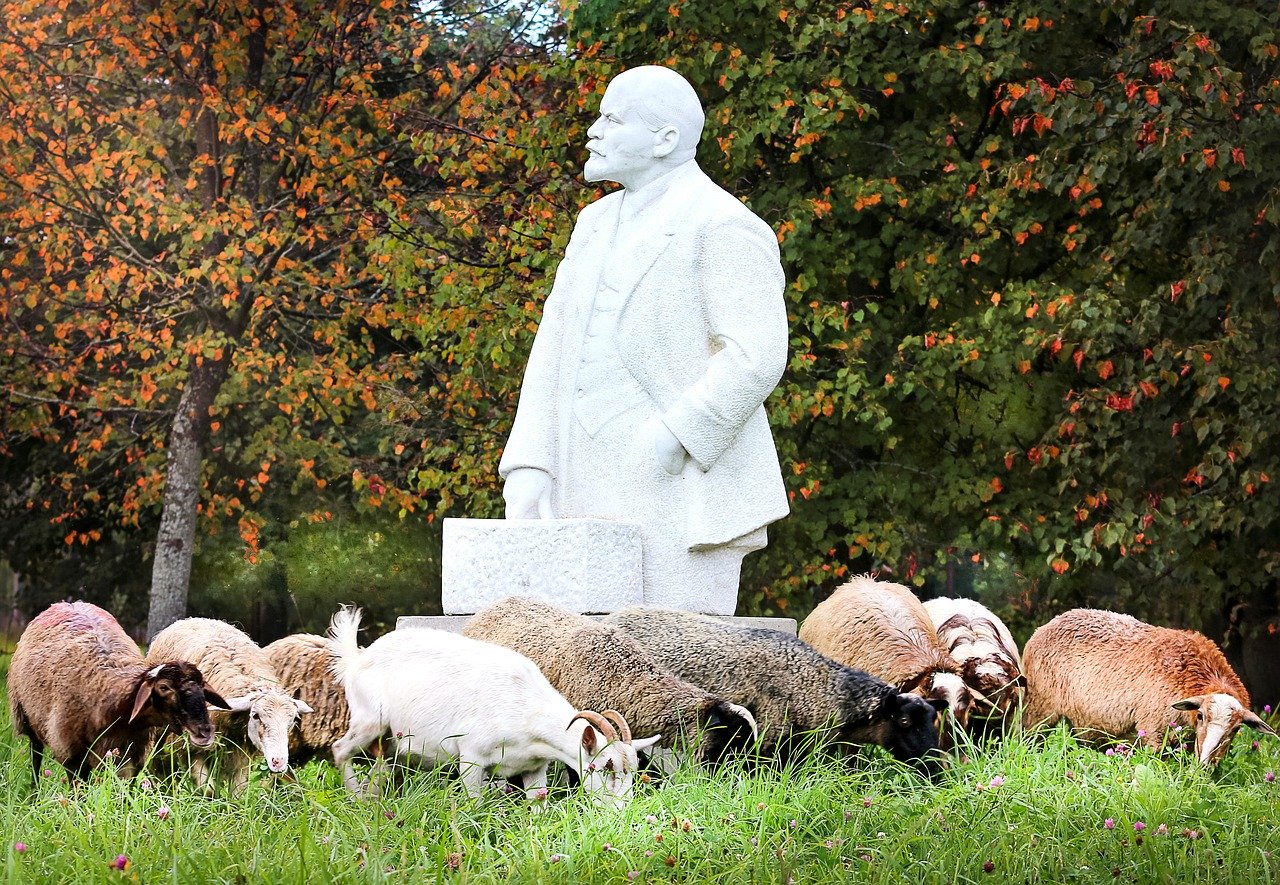 Marxisten enthüllen Lenin-Statue in Gelsenkirchen