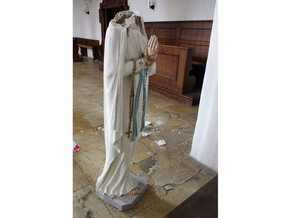 Straubing: Muttergottes-Statue geköpft – Kopf Corona-Maske aufgesetzt und vor Kirche geworfen