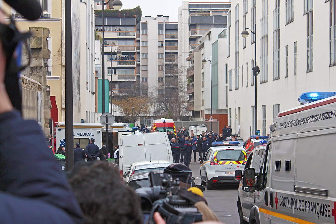 Der Charlie Hebdo Prozess wurde ausgesetzt, nachdem der Verdächtige sich mit Coronavirus infiziert hatte