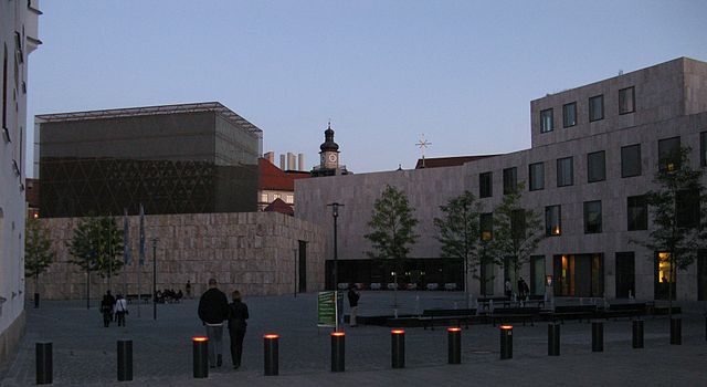 Projektion an der Hauptsynagoge zum Holocaust-Gedenktag Jom Haschoah
