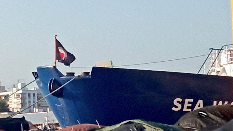 Kirchliches „Rettungsschiff“ Seawatch IV unter Antifa-Beflaggung!