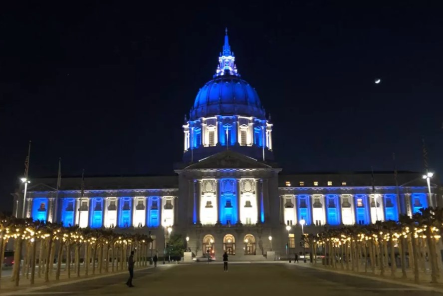 Wahrzeichen auf der ganzen Welt leuchten zu Ehren des Unabhängigkeitstags Israels in Blau und Weiß