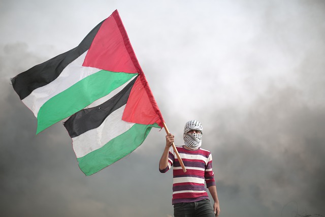 Demonstranten hissen palästinensische Flaggen bei Kundgebungen in London, Madrid