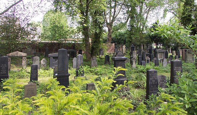 Fenster des jüdischen Friedhofs in Gelsenkirchen, Deutschland zerstört