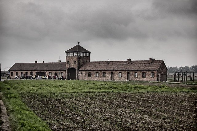 Lapid kritisiert „unmoralisches“ polnisches Gesetz, das die Wiedergutmachung von Holocaust-Überlebenden verhindert
