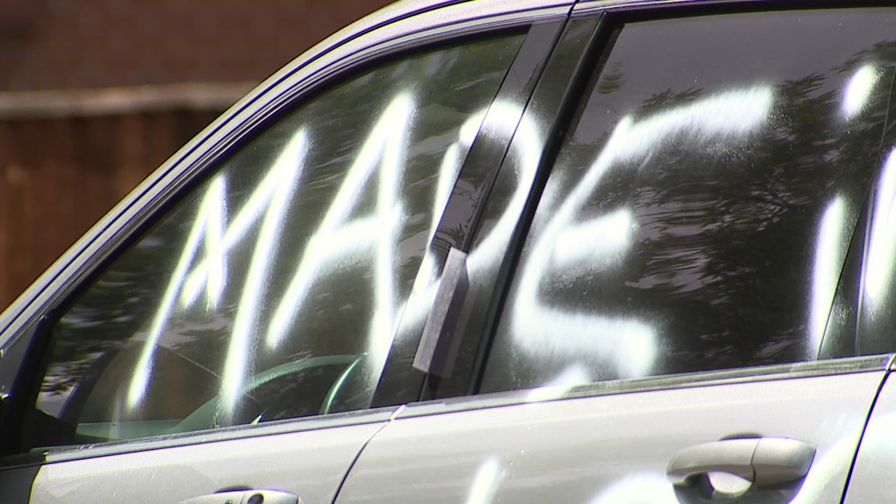 15 Autos auf der Denver Street mit antisemitischen, rassistischen Graffitis versehen