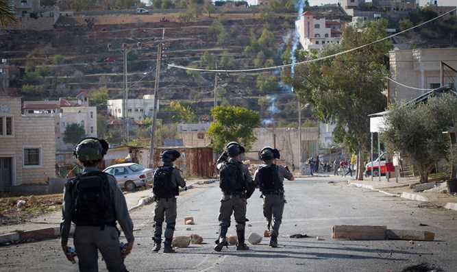 Arabische Randalierer dringen in jüdische Stadt ein und schleudern Rohrbombe