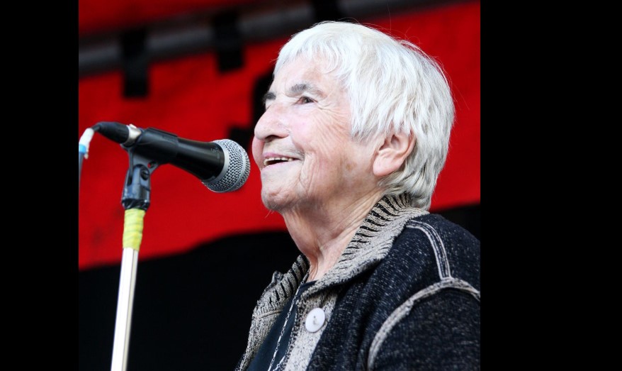 Esther Bejarano, eine der letzten Überlebenden des Auschwitzer Frauenorchesters, stirbt im Alter von 96