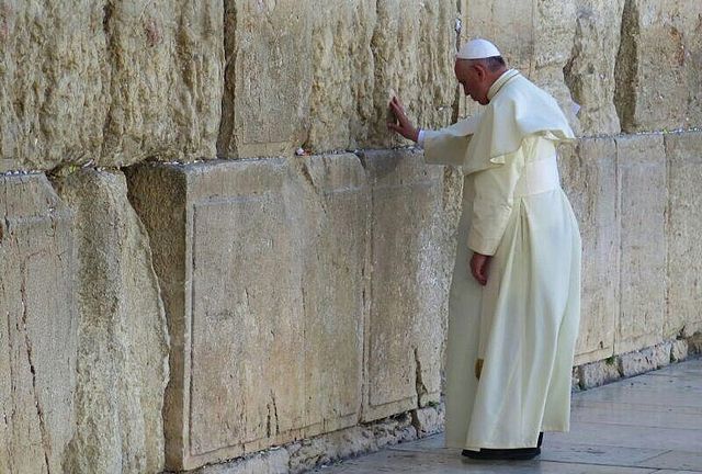 Papst Franziskus schränkt die lateinische Messe ein, die zur Bekehrung von Juden aufruft
