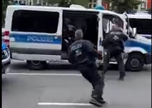 Die Polizei greift Politiker an und verschwindet schnell wieder