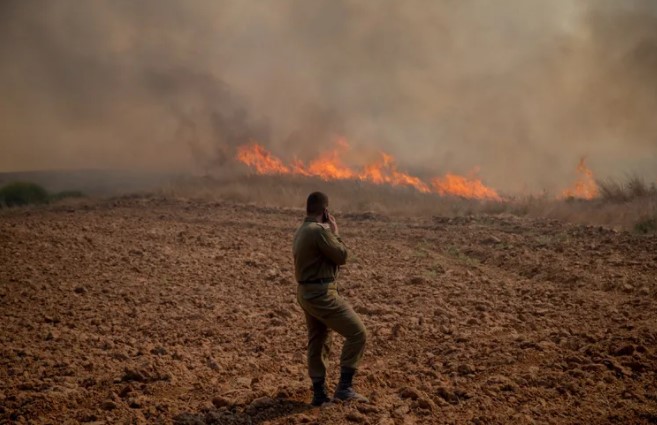 Gaza-Terroristen feuern "in Solidarität mit der Hisbollah" Brandsätze ab und lösen 4 Brände im Süden Israels aus