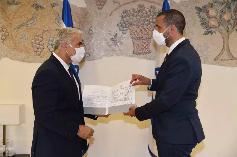  Außenminister Lapid trifft Bahrains Botschafter