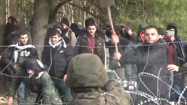Migranten verlassen Grenz-Lager in Weißrussland