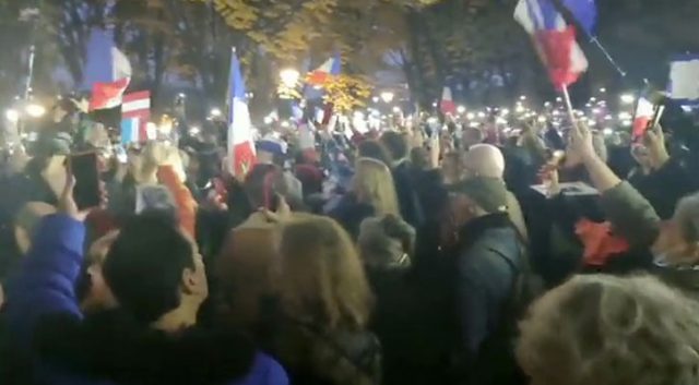 Tausende Franzosen protestieren vor Botschaft in Paris: "Freiheit für Österreich"