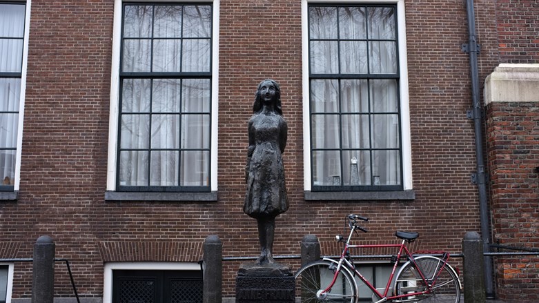 Anne-Frank-Denkmal in Idaho während Chanukka mit antisemitischen Graffiti verunstaltet