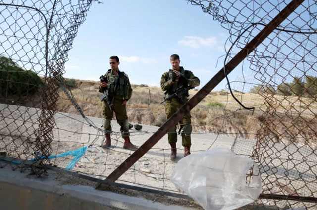 Palästinenser dringen durch eine Lücke im Sicherheitszaun im Westjordanland nach Israel ein