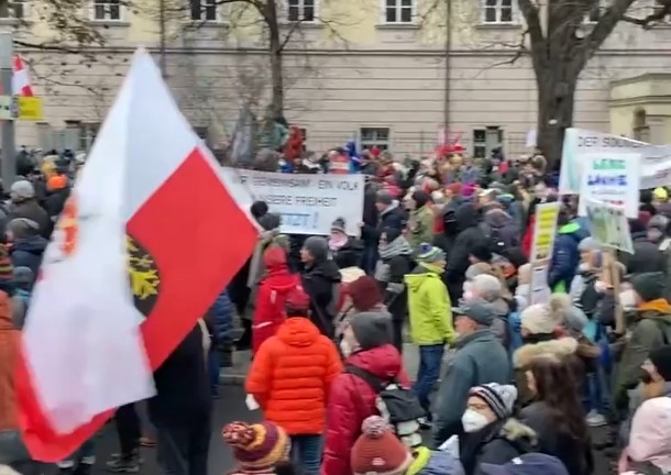 Österreich:Tausende demonstrieren gegen Corona-Politik in Linz [Video]