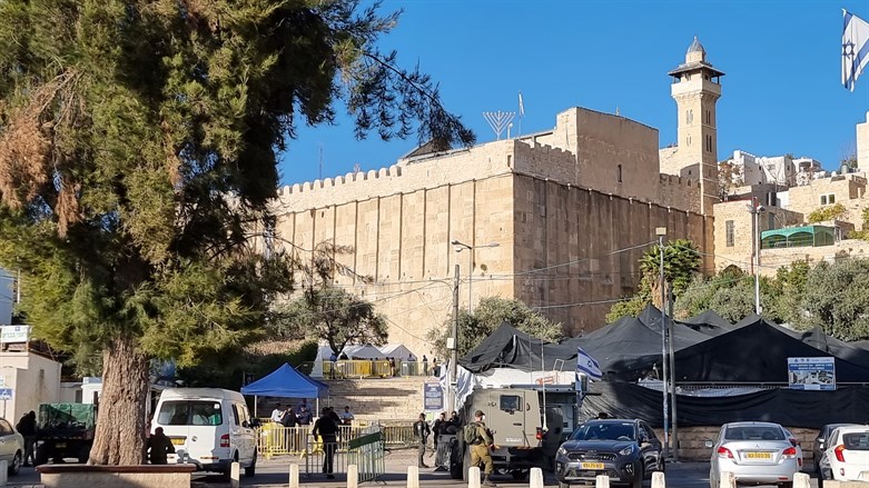 Hebron: Araberin versucht Israeli zu erstechen