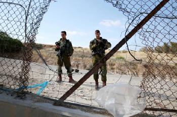 Palstinenser-dringen-durch-eine-Lcke-im-Sicherheitszaun-im-Westjordanland-nach-Israel-ein