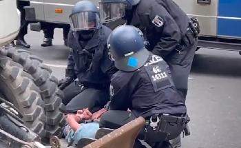 Polizei-ermittelt-gegen-eigene-Beamte-nach-CoronaProtest-in-Bautzen-Video