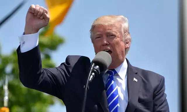 Trump kehrt auf Rallye-Bühne zurück: „Wir werden niemals klein beigeben“