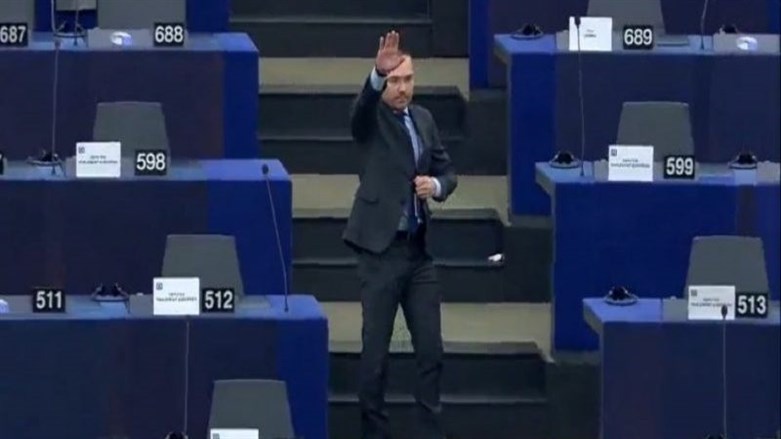 Bulgarische Abgeordnete zeigt Hitlergruß  im Europäischen Parlament