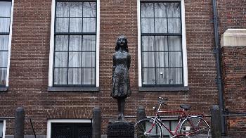 Der-niederlndische-Verlag-stellt-den-Druck-von-Bchern-ein-in-denen-behauptet-wird-ein-Jude-habe-Anne-Frank-verraten