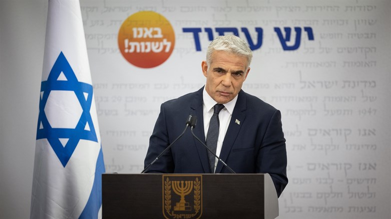 Außenminister Lapid bricht zu einem diplomatischen Besuch in Europa auf