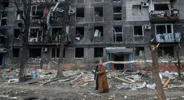 Verkohlte Überreste einer belagerten Stadt, während Tausende eingeschlossen sind [Video]