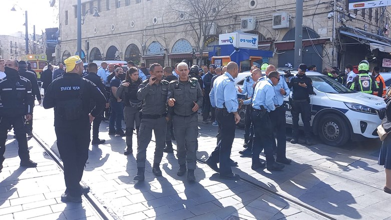 Die Polizei eröffnet das Feuer auf einen bewaffneten Verdächtigen auf dem Mahane-Yehuda-Markt in Jerusalem