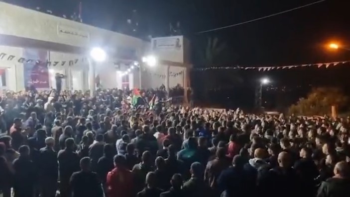 Hunderte Araber versammeln sich zur Feier des Terroristen von Bnei Brak [Video]