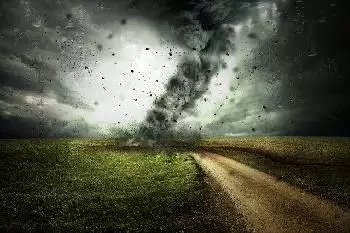 Der Texas-Tornado saugt einen Lastwagen auf und dreht ihn herum wie ein „Spielzeugdach“ [Video]