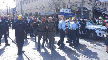 Die-Polizei-erffnet-das-Feuer-auf-einen-bewaffneten-Verdchtigen-auf-dem-MahaneYehudaMarkt-in-Jerusalem