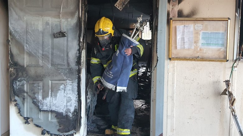 Feuerwehrleute retten Torarollen aus brennender Synagoge