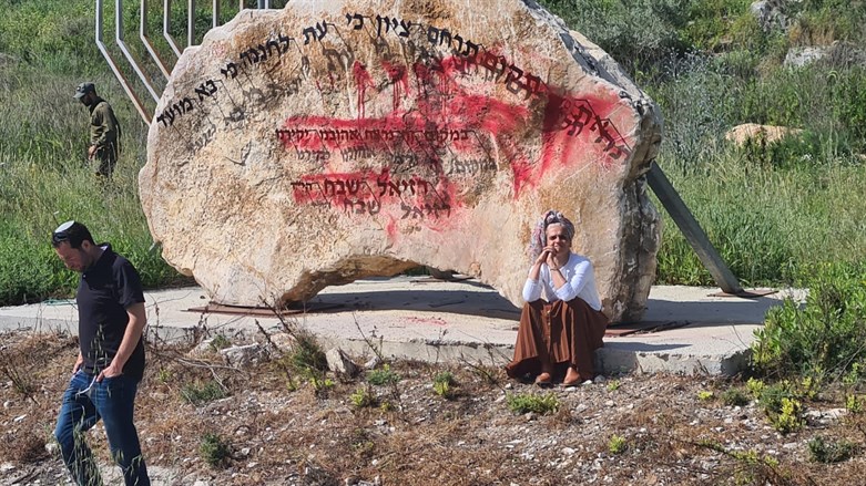 Araber besprühen Denkmal zu Ehren des Terroropfers Raziel Shevach