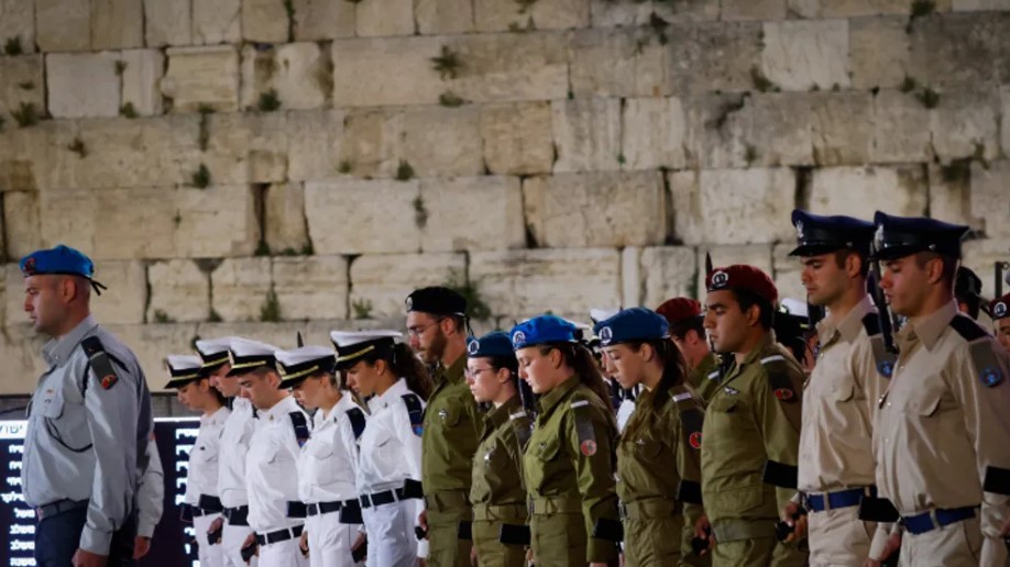 Israels Gedenktag begann mit einer Schweigeminute, einer Zeremonie an der Klagemauer