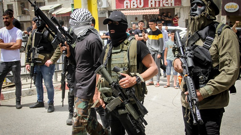 Terroristen schießen auf Truppen, als IDF Jenin und nahe gelegene Städten