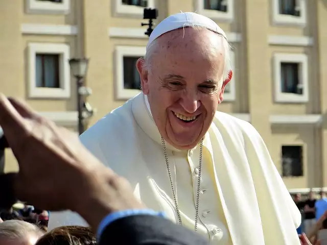 Papst Franziskus gibt das Kreuz Christi auf, um Muslime zu besänftigen