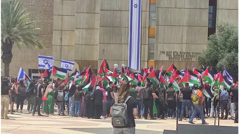 Arabische Studenten schwenken PLO-Fahnen an der Ben-Gurion-Universität