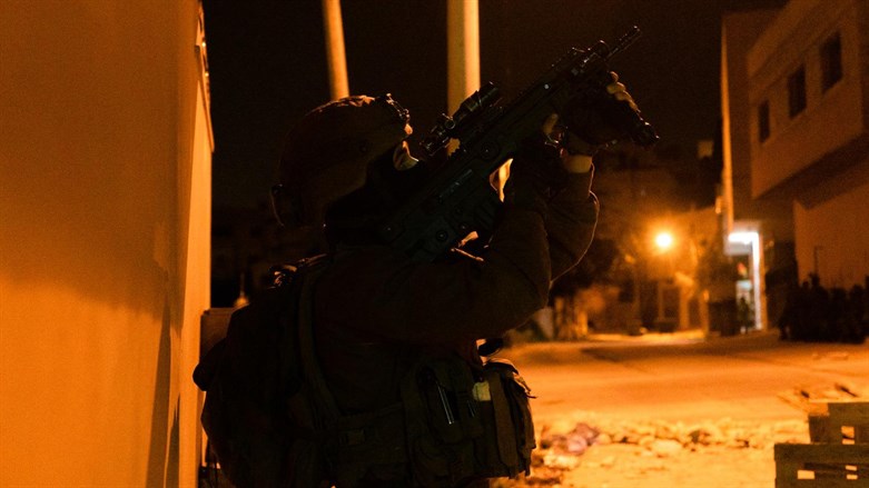 Terroristen eröffnen das Feuer und schleudern Bomben auf IDF-Soldaten in Jenin