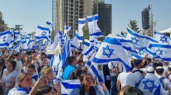 Tausende-versammeln-sich-in-Israels-Hauptstadt-um-den-JerusalemTag-zu-begehen
