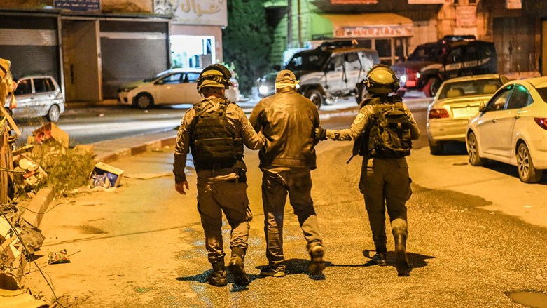 Israelische Streitkräfte nehmen bei Razzien in Judäa und Samaria 13 Terrorverdächtige fest.