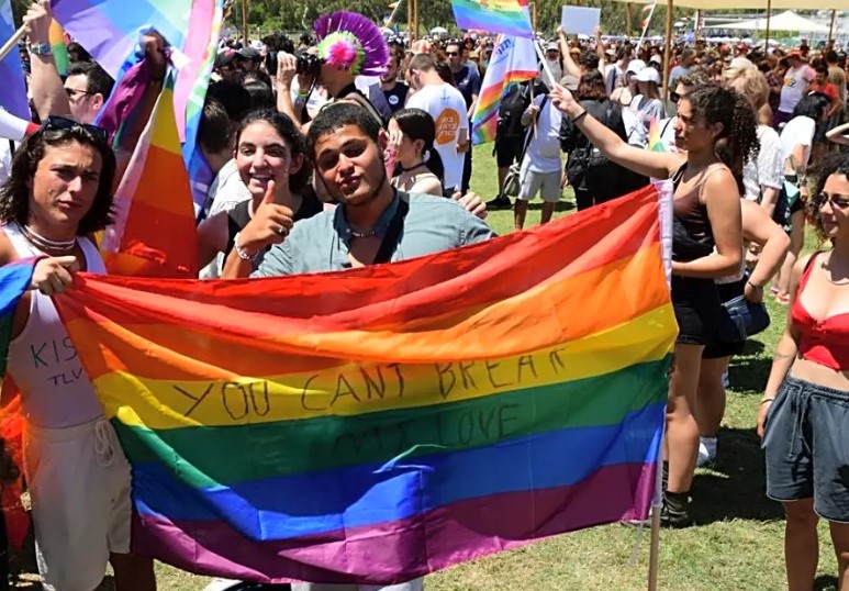 Der Tel Aviv Pride 2022 beginnt mit Tausenden von Teilnehmern
