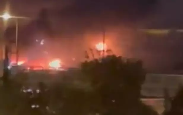 Großes Feuer im Industriekomplex von Haifa