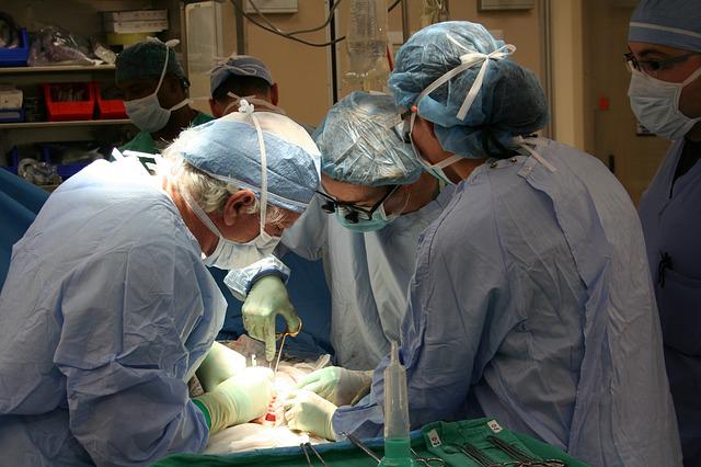 Mindestens 7 wurden nach einer Fettabsaugung, die von einem palästinensisch-arabischen Arzt durchgeführt wurde, ins Krankenhaus eingeliefert
