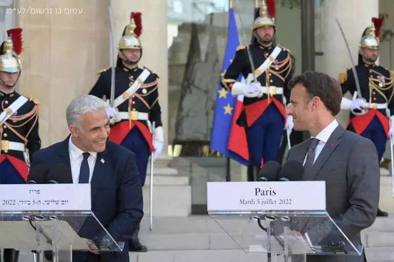  Premier Lapid trifft Präsident Macron in Paris